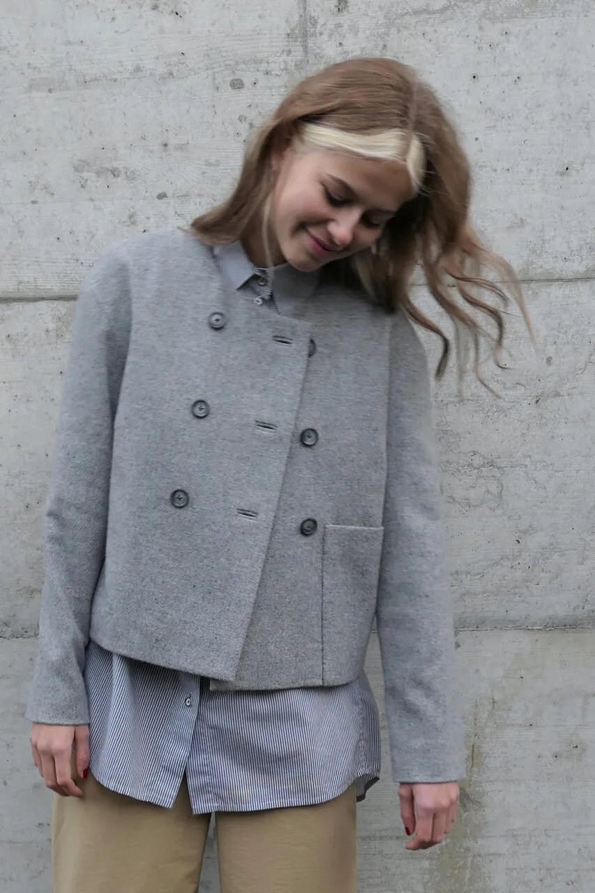 No49 kurze Jacke zweireihig
